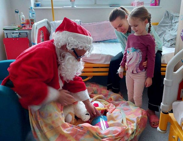 Na pediatrii Mikołaj ma ręce pełne roboty