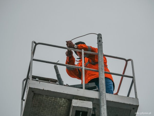 Modernizacja latarni przy Centrum Riviera – jaśniej i taniej