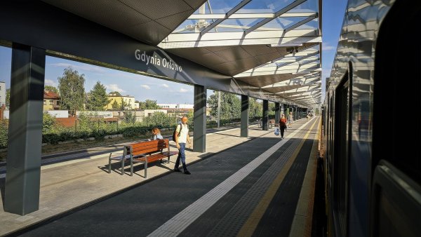 Przystanek SKM Orłowo: winda od strony CH Klif już działa! 