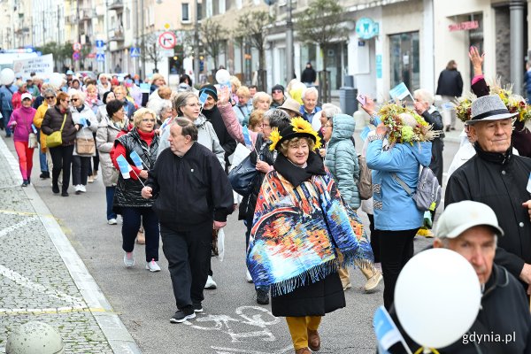 Seniorzy świętują. Barwny marsz przeszedł ulicą Świętojańską