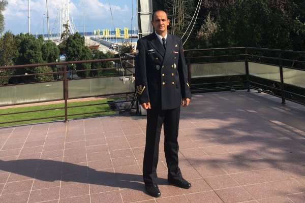 Pomocna dłoń w marynarskim mundurze