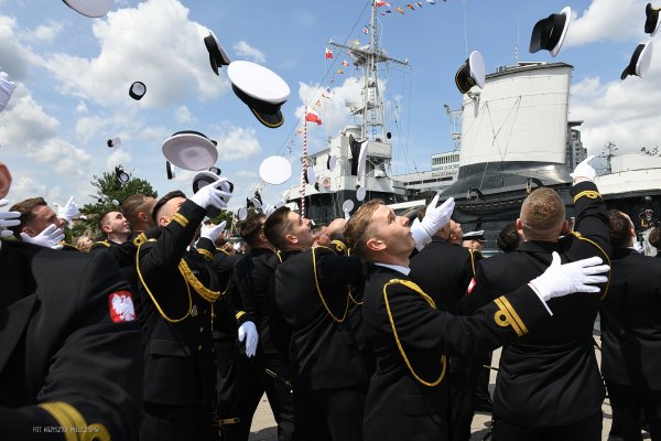 Czapki z głów, oficerowie