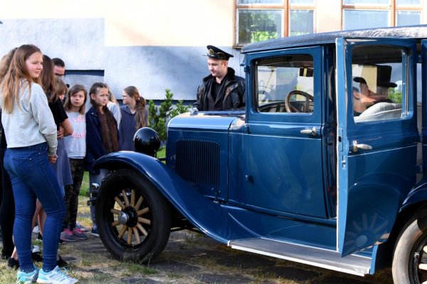 Automobilem po gdyńskich szkołach