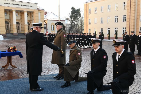 25 nowych oficerów z gdyńskiej uczelni