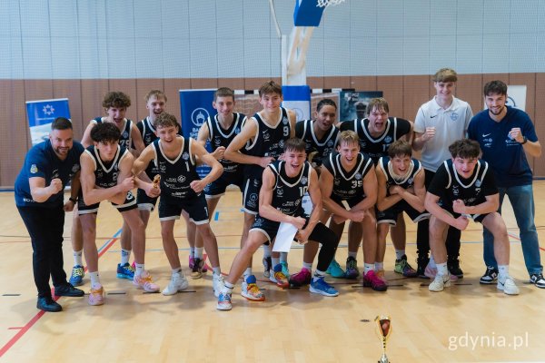 Komplet zwycięstw i historyczny awans koszykarzy Arki Gdynia