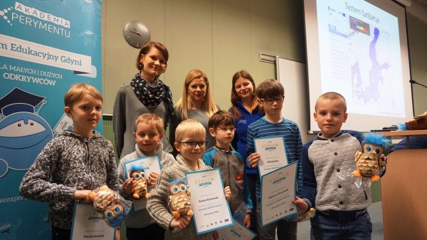 Studenci Akademii Experymentu z dyplomami