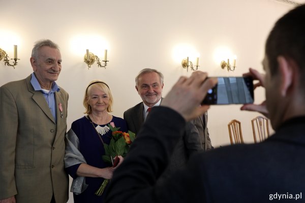 Seniorzy z małżeńskimi medalami