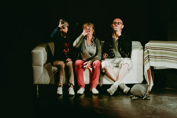 Grają ku przestrodze, bezdomni w teatrze