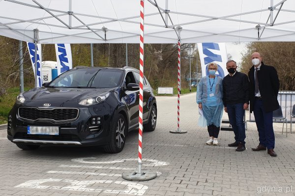 Jazda na szczepienie, czyli punkt drive-thru #wGdyni