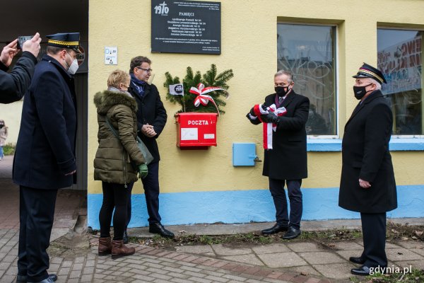 Tablica ku pamięci młodych ofiar