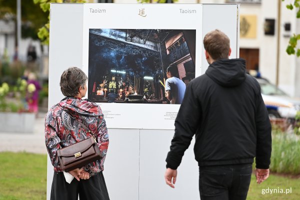 Człowiek wobec sacrum na wystawie przed Muzeum Miasta