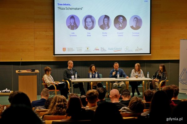 „Poza schematami” – o neuroróżnorodności na konferencji Młodzieżowej Rady Miasta Gdyni