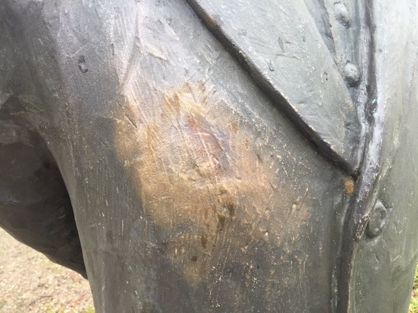 Usunięto już swastykę z pomnika ks. Zawackiego