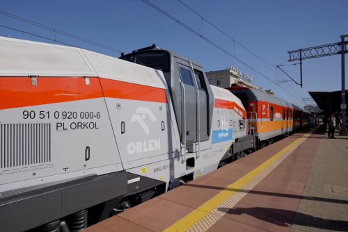 Lokomotywa na wodór, wagony pasażerskie, peron w Gdyni, z tyłu dworzec Gdynia Główna PKP, słoneczny dzień
