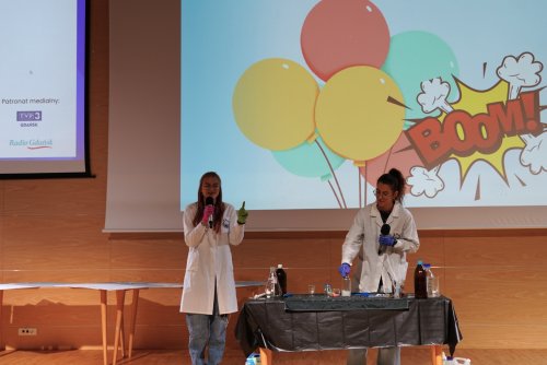 Gali towarzyszyły pokazy w wykonaniu młodych chemiczek z Uniwersytetu Gdanskiego (fot. Aneta Marczak)