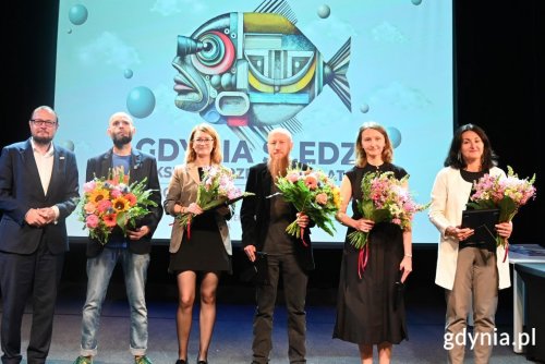 Mariusz Bzdęga, dyrektor zarządzający ds. kultury i aktywności mieszkańców z laureatami Nagrody Prezydent Miasta Gdyni. Wyróżnienia trafiły do bibliotekarzy, którzy rozwijają ofertę swoich placówek, realizują nowe projekty i budują trwałe relacje z czytelnikami (fot. Zofia Marczak)