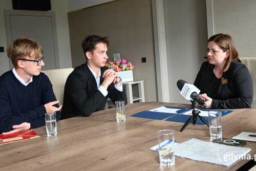Laureaci konkursu, Franciszek Dlouchy i Leon Kropiewnicki opowiadali o swoich zwycięskich aplikacjach prezydent Gdyni Aleksandrze Kosiorek (fot. Zofia Marczak)