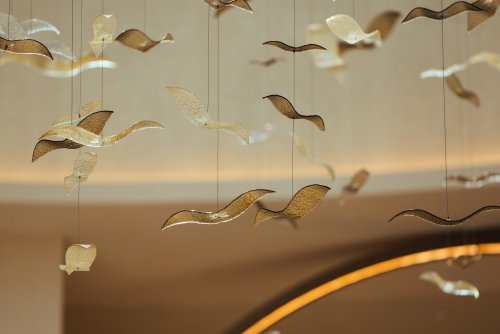 Instalacja szklanych ptaków z pracowni Edyty Barańskiej w Dubai Mall (fot. materiały prasowe PPNT Gdynia)