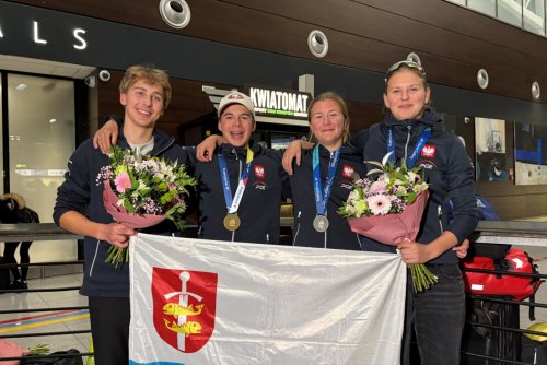 Na zdjęciu od lewej, Bartosz Żmudziński – Chojnicki Klub Żeglarski, Szymon Kolka – YACHT KLUB POLSKI GDYNIA, Antonina Puchowska – YACHT KLUB POLSKI GDYNIA i Alicja Dampc – Chojnicki Klub Żeglarski (fot. Michał Dworakowski)