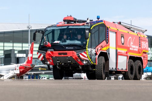 Wóz ratowniczo-gaśniczy Panther dołączył do floty Zakładowej Lotniskowej Straży Pożarnej w Porcie Lotniczym w Gdańsku (fot. Kamil Cisoń/Port Lotniczy Gdańsk)