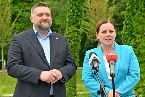 Prezydent Gdyni Aleksandra Kosiorek oraz Tadeusz Szemiot – przewodniczący Rady Miasta Gdyni podczas briefingu prasowego (fot. Magdalena Czernek)