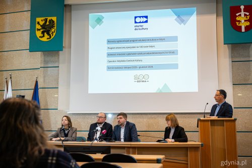 Podczas konferencji prasowej o projekcie opowiadali: Mariusz Bzdęga, dyrektor zarządzający ds. kultury i aktywności mieszkańców,  radni Larysa Kramin i Dominik Aziewicz oraz Natalia Spychalska z Wydziału Kultury UMG (fot. Kamil Złoch)