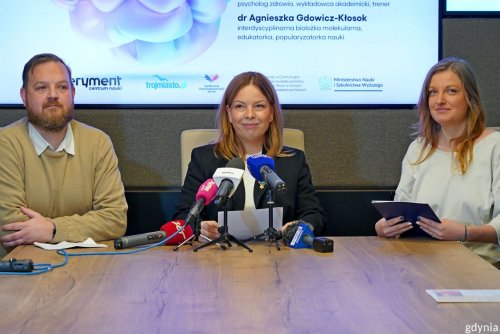 Na zdjęciu: wiceprezydentka Gdyni Oktawia Gorzeńska, radny Łukasz Strzałkowski, radna Natalia Kłopotek-Główczewska (fot. Magdalena Czernek)