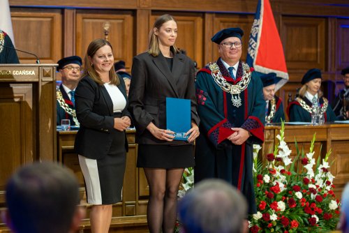Tegoroczna nagroda powędrowała do mgr inż. Mariny Galaniny (w środku), która odebrała gratulacje od prezydent Gdyni Aleksandry Kosiorek (z lewej) i rektora Politechniki Gdańskiej prof. dr hab. Krzysztofa Wildego (fot. Kamil Złoch)