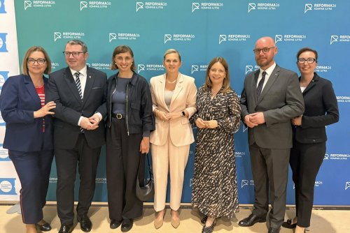 Na zdjęciu m.in.: ministra edukacji Barbara Nowacka, wiceprezydentka Gdyni Oktawia Gorzeńska, pomorski kurator oświaty Grzegorz Kryger (fot. materiały prasowe)