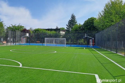Boisko przy ZSO nr 6 to jeden z obiektów otwartych latem dla wszystkich osób zainteresowanych (fot. Gdyńskie Centrum Sportu, archiwum)