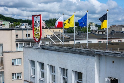 Flagi na dachu Urzędu Miasta Gdyni: polska, woj. pomorskiego, UE, kaszubska i Gdyni (fot. Adrianna Kupper)