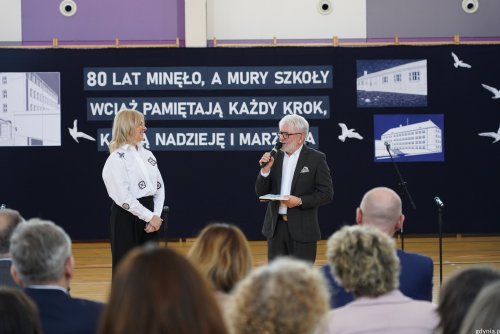 Na zdjęciu (od lewej): Eliza Zaborowska-Kempa, dyrektorka Szkoły Podstawowej nr 18 i Andrzej Barczak, były dyrektor placówki (fot. Magda Śliżewska)