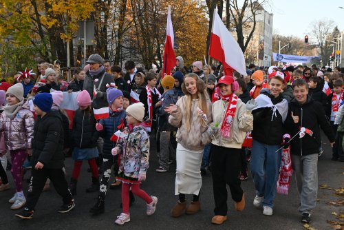 Mieszkańcy i sympatycy Orłowa wspólnie przeszli w Dzielnicowej Paradzie Niepodległości (fot. Dorota Patzer)