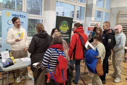 Październikowa edycja Dzielnicowych Targów Pracy na Oksywiu przyciągnęła ponad 150 osób (fot. Powiatowy Urząd Pracy w Gdyni)