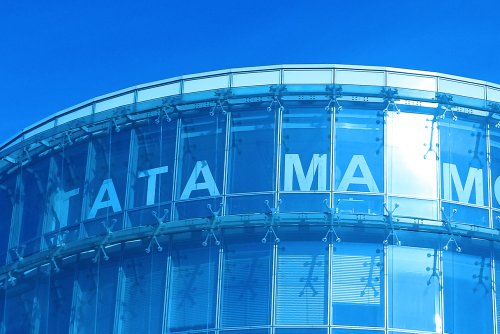 Napis na Dzień Ojca na budynku PPNT: Tata ma moc (fot. PPNT)