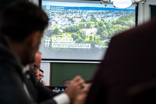 Sala konferencyjna, na ekranie widoczne zdjęcie Wejherowa i napis 