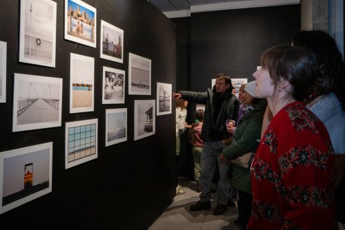 Uczestnicy wernisażu jako pierwsi obejrzeli wybrane zdjęcia z tej i poprzednich edycji konkursu (fot. Małgorzata Szura-Piwnik)