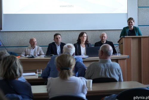 Od prawej: prezydent Aleksandra Kosiorek, kierownik I zespołu urbanistycznego Arkadiusz Zieniuk, dyrektor Biura Planowania Przestrzennego Miasta Gdyni Iwona Markešić, wiceprezydent Maciej Zielonka i dyrektor zarządzający ds. inwestycji Tomasz Gałązka (fot. Magda Śliżewska)