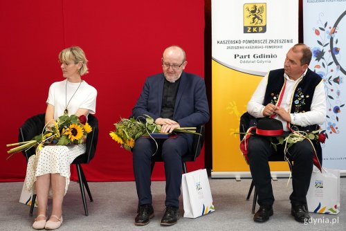Na zdjęciu laureaci tegorocznej „Srebrnej Tabakiery Abrahama”: Barbara Kąkol, ks. Marek Barański oraz wójt gminy Szemud Ryszard Kalkowski (fot. Karolina Szypelt) 