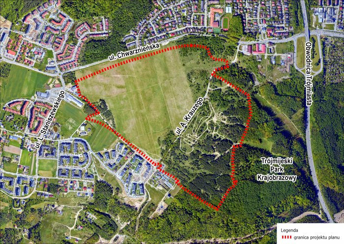 Fragment ortofotomapy Gdyni. Dzielnica Chwarzno-Wiczlino. Czerwoną, przerywaną linią oznaczony teren projektu miejscowego planu zagospodarowania przestrzennego, tereny zielone między zabudowaniami.