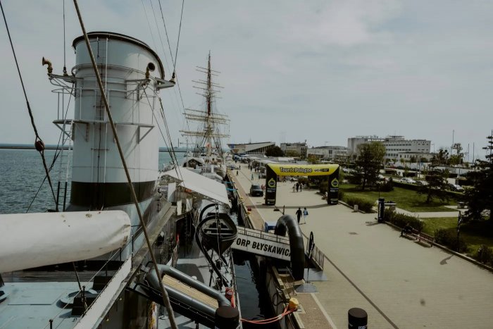 ORP Błyskawica i brama wyścigu Tour De Polonge (fot. materiały prasowe)
