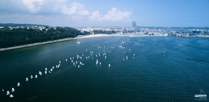 łodzie na wodzie widok z lotu ptaka w kierunku sea towers