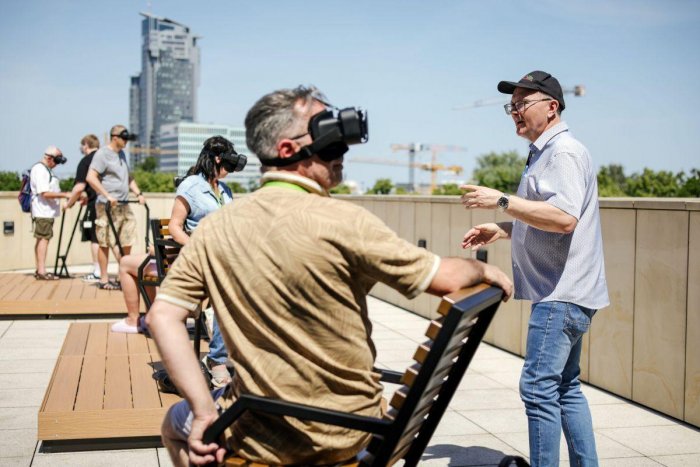 Zwiedzający na tarasie Muzeum Miasta Gdyni w trakcie oglądania filmów VR (fot. Kamil Gozdan)