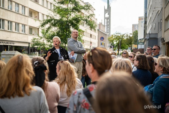 Przewodnicy Danuta Ślipy i Robert Chrzanowski wraz z osobami uczestniczącymi w spacerze Szlakiem Filmowym Gdyni na ul. 3 Maja (fot. Kamil Złoch)