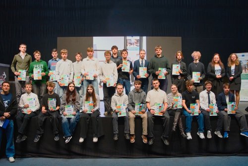 Uczestnicy kampanii „Jak szkoła to dwa koła” wraz z AJ-em (fot. materiały prasowe)