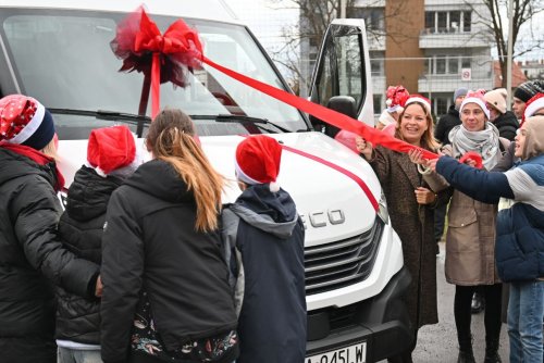 Uroczyste przekazanie busa szkolnego. Na zdjęciu m.in. wiceprezydentka Gdyni Oktawia Gorzeńska wraz z uczennicami i uczniami Zespołu Szkół Specjalnych nr 17 (fot. Magdalena Starnawska)