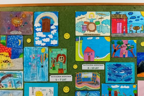 Prace finalistów V Wojewódzkiego Przeglądu Plastycznego „Niebo do wzięcia” w kategorii wiekowej 5-7 oraz 8-10 lat (mat. Fundacji Przytulny Domek)