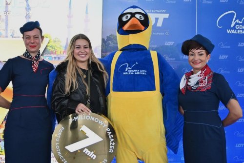 Natalia Sochalska, 7-milionowa pasażerka wraz ze stewardesami LOT-u (fot. Magdalena Starnawska)