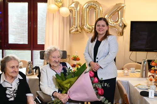 Pani Janina Popowska obchodzi 104. urodziny. Jubilatkę odwiedziła prezydent Gdyni Aleksandra Kosiorek (fot. Dorota Patzer)