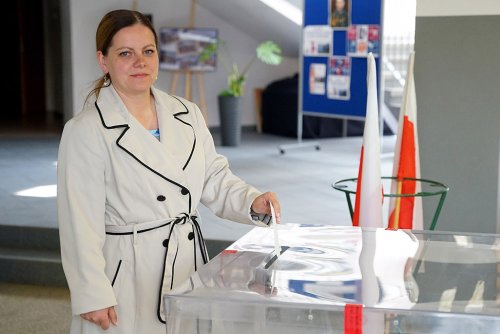 Prezydent Aleksandra Kosiorek swój głos oddała przed południem w lokalu wyborczym nr 68 (fot. Mirosław Pieślak)
